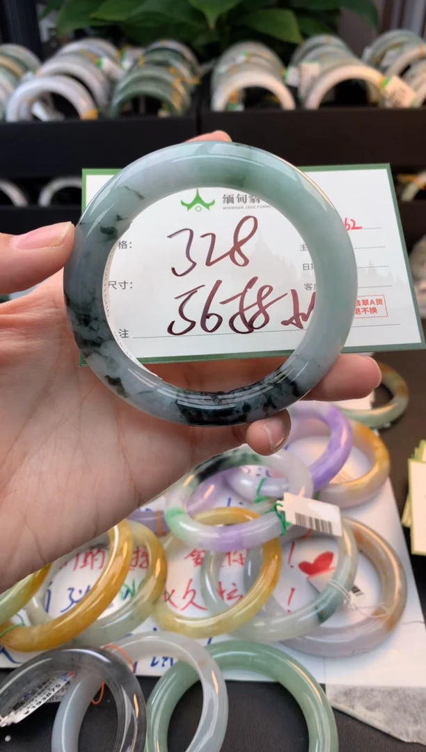 未镶嵌定制翡翠毛货需精细抛光+多人