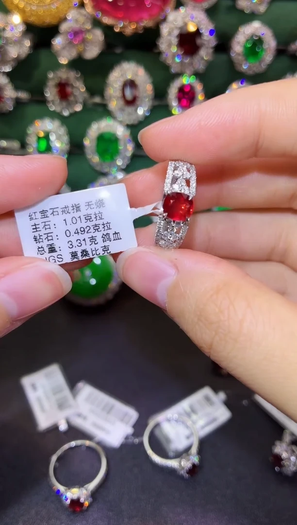 18K金镶嵌戒指红宝石1.01克拉
