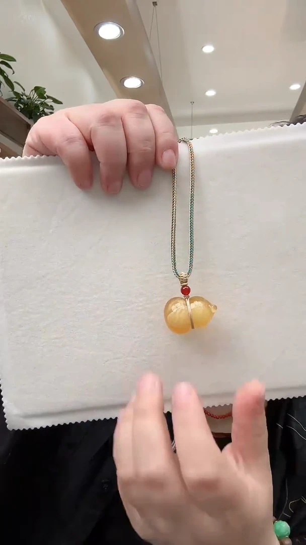 未镶嵌颈饰琥珀葫芦