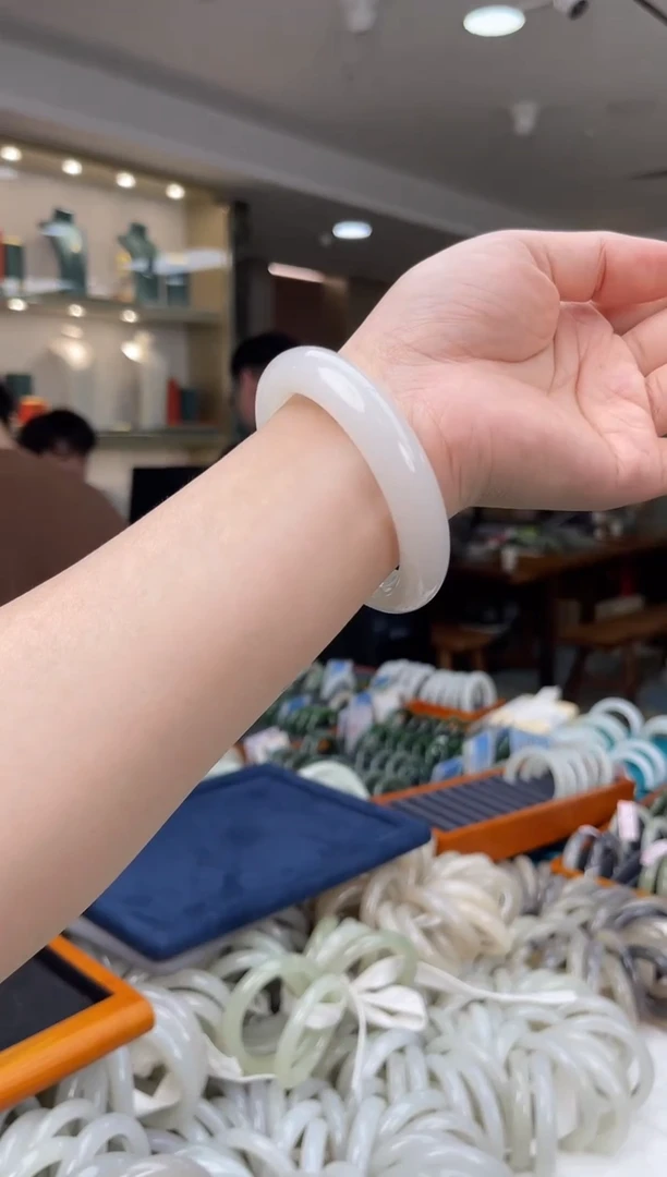 未镶嵌手镯和田玉一个圈口：52-60mm