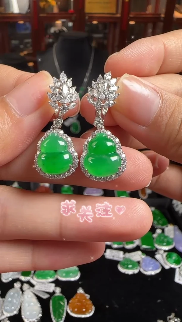 颈饰18K金镶嵌翡翠HA3679冰绿葫芦耳包