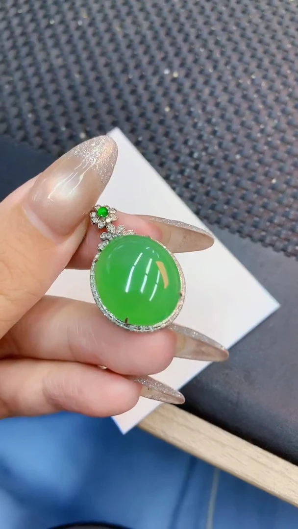 颈饰18K金镶嵌翡翠1