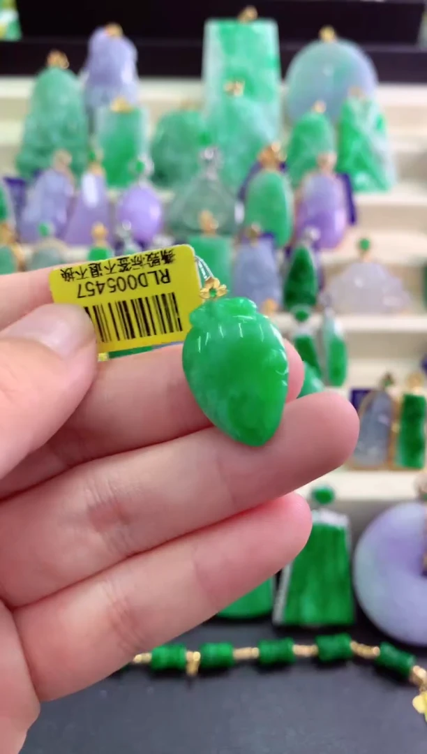 颈饰18K金镶嵌翡翠挂件