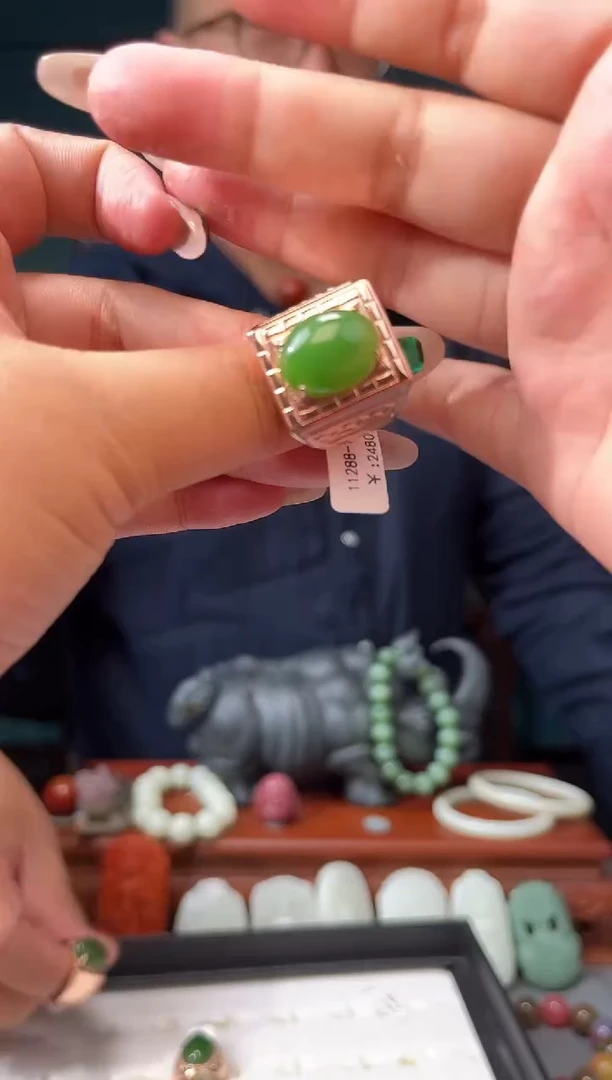 和田玉未镶嵌颈饰戒指