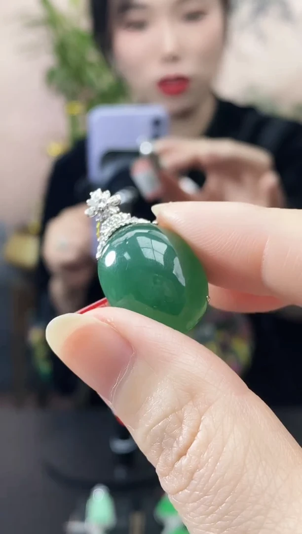 颈饰18K金镶嵌翡翠蛋面