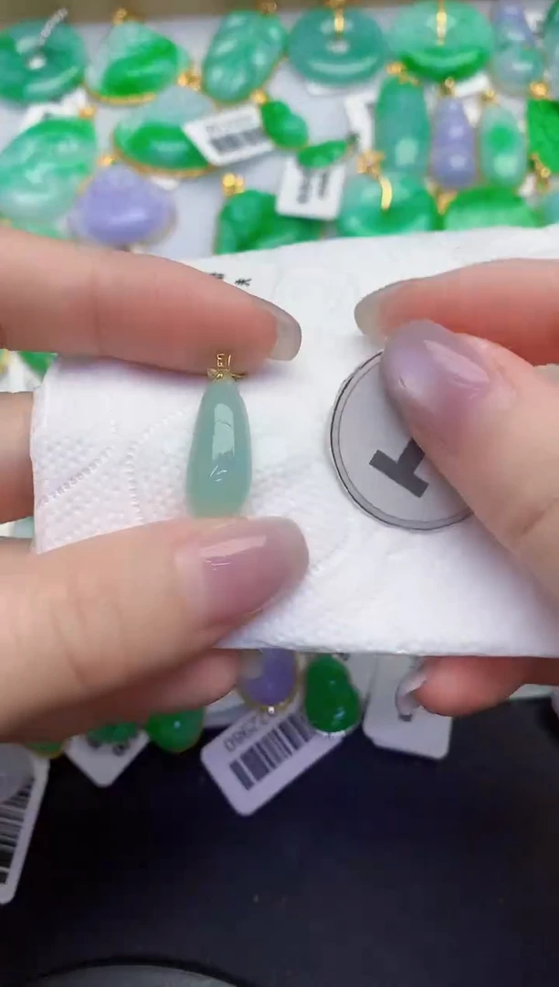 颈饰18K金镶嵌翡翠缅甸天然翡翠A货