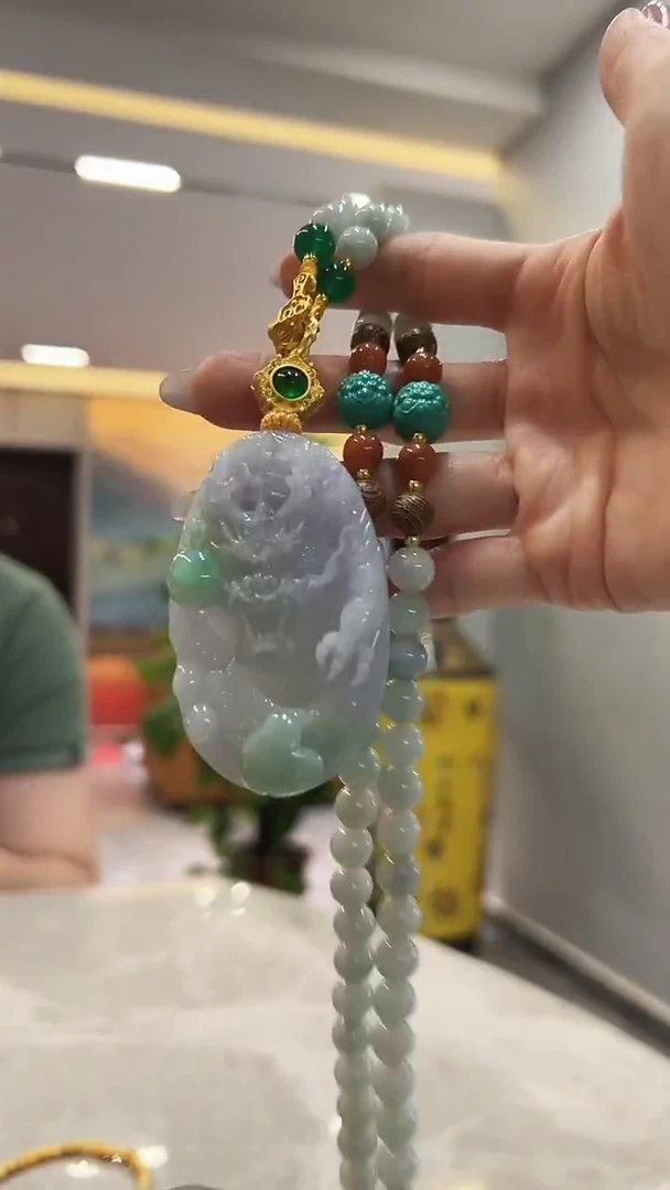 翡翠未镶嵌颈饰龙