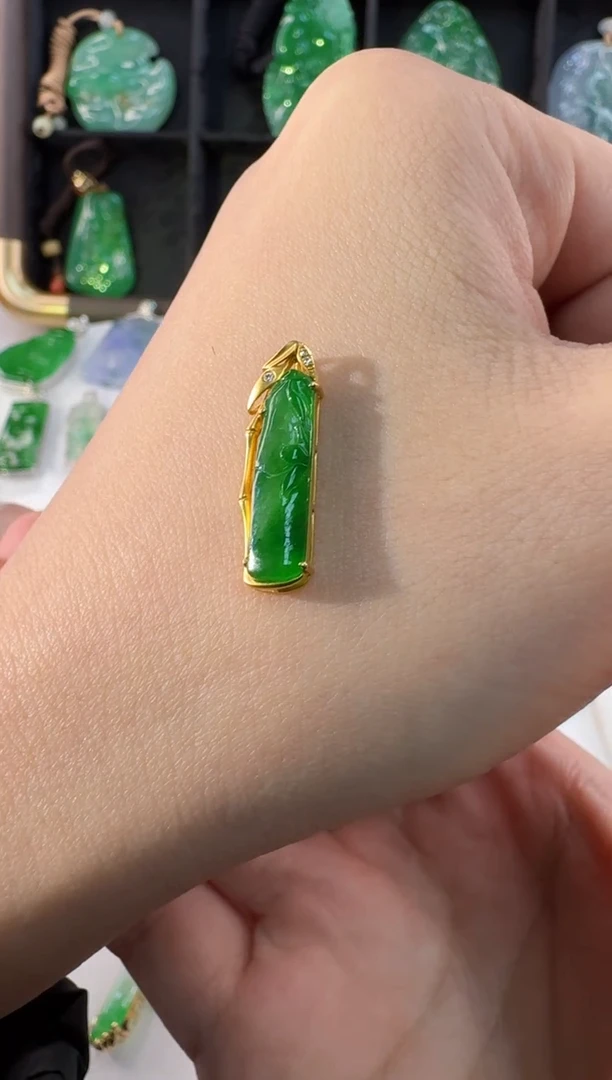 颈饰18K金镶嵌翡翠缅甸A货翡翠