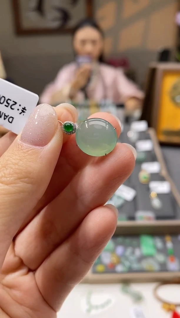 颈饰18K金镶嵌翡翠蛋面