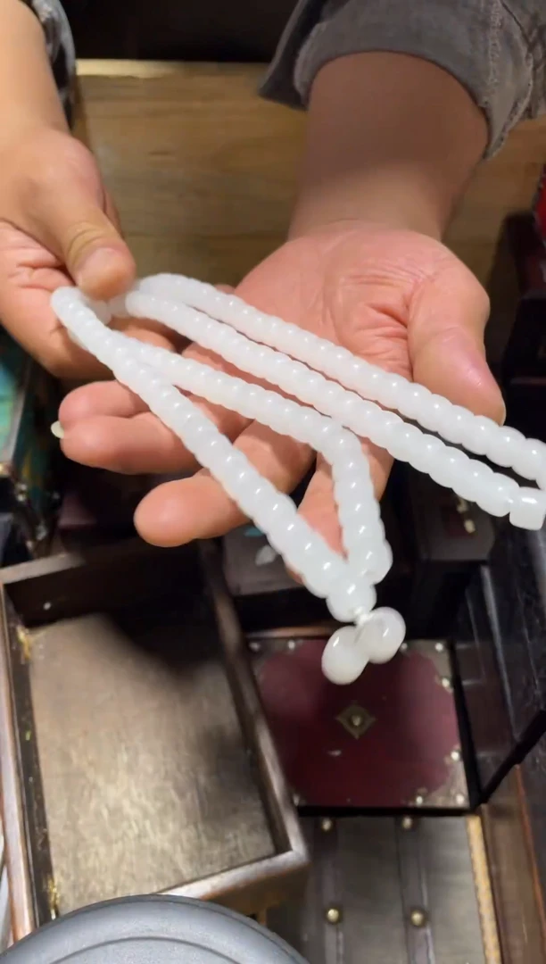 和田玉未镶嵌颈饰羊脂白老型珠108颗