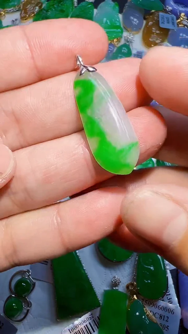 颈饰18K金镶嵌翡翠瓜