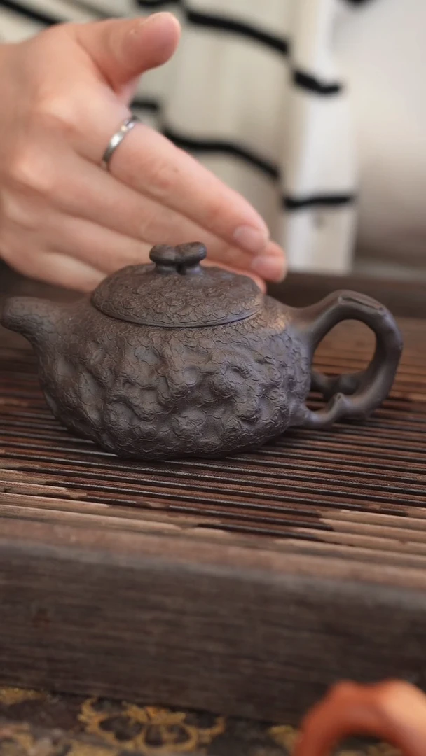 茶壶紫砂供春 黑金砂 170cc