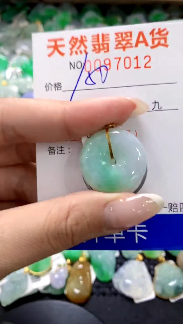 翡翠18K金镶嵌颈饰1111111111111111