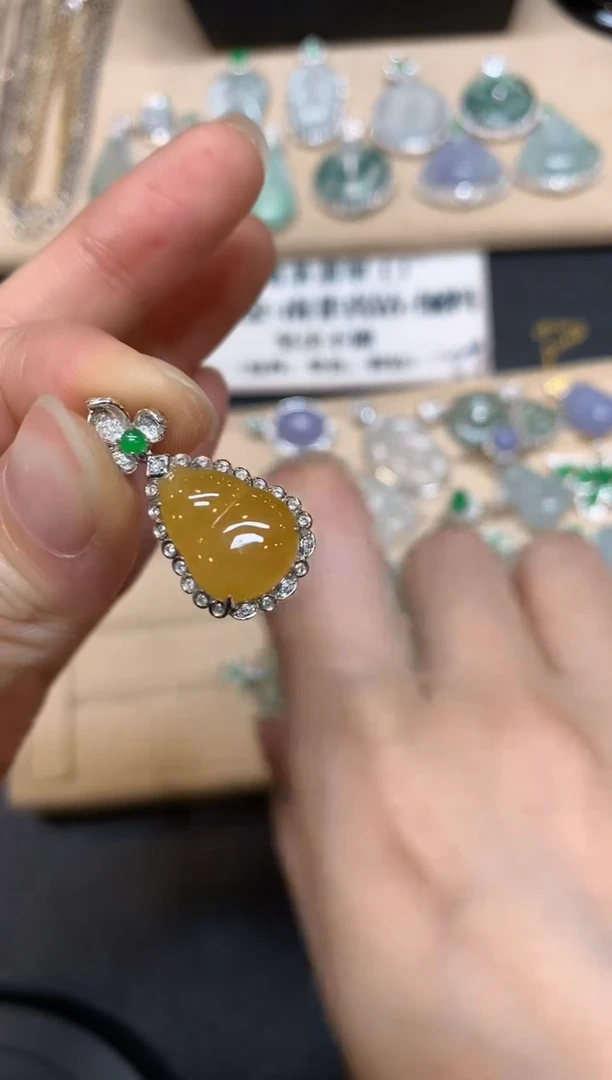 【闪购商品】翡翠颈饰18K金镶嵌葫芦【无服务费