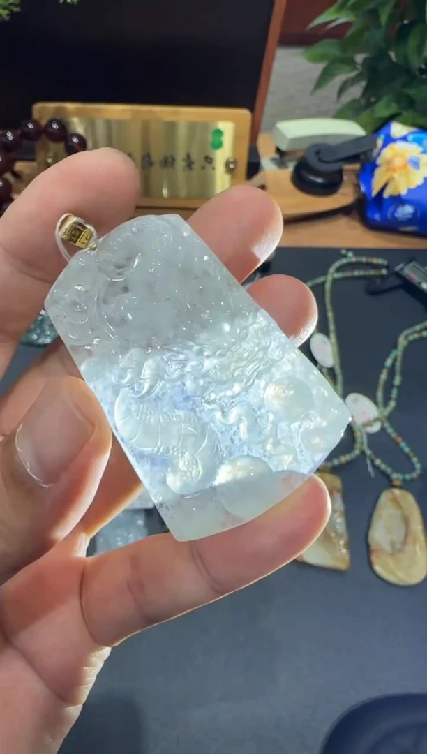 18K金镶嵌挂件翡翠A货翡翠多样性孤品