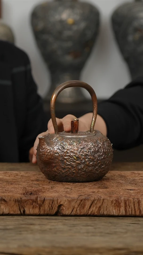 银器丨石纹锔钉铜包银提梁壶（砂砾）