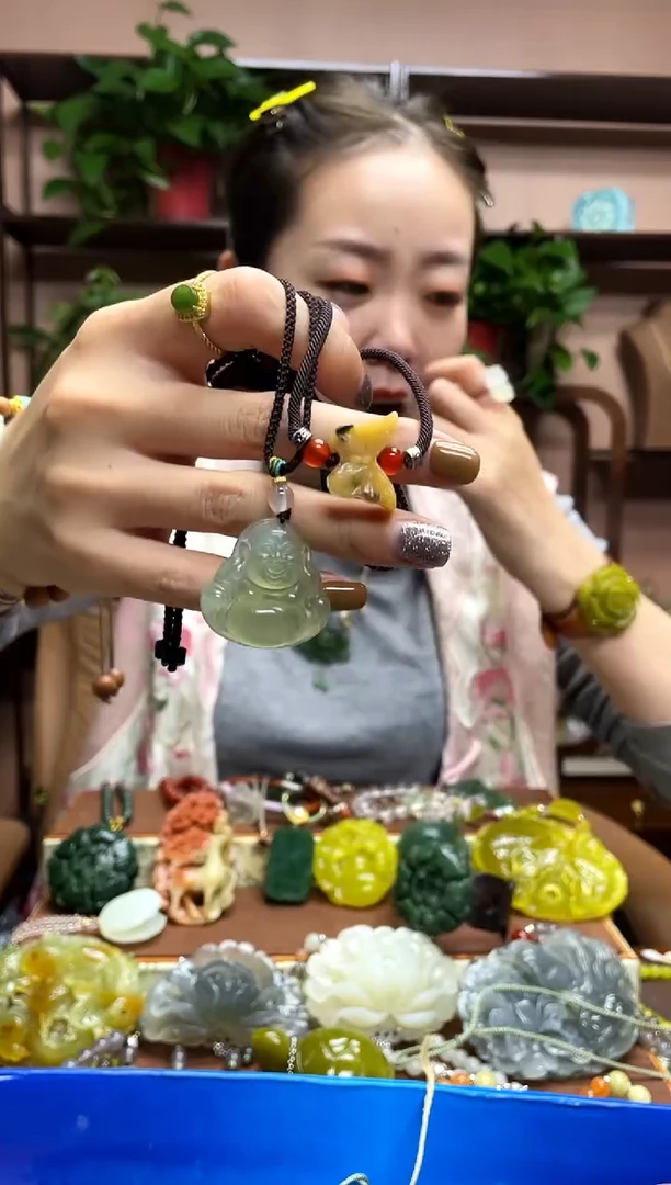 未镶嵌岫玉颈饰·