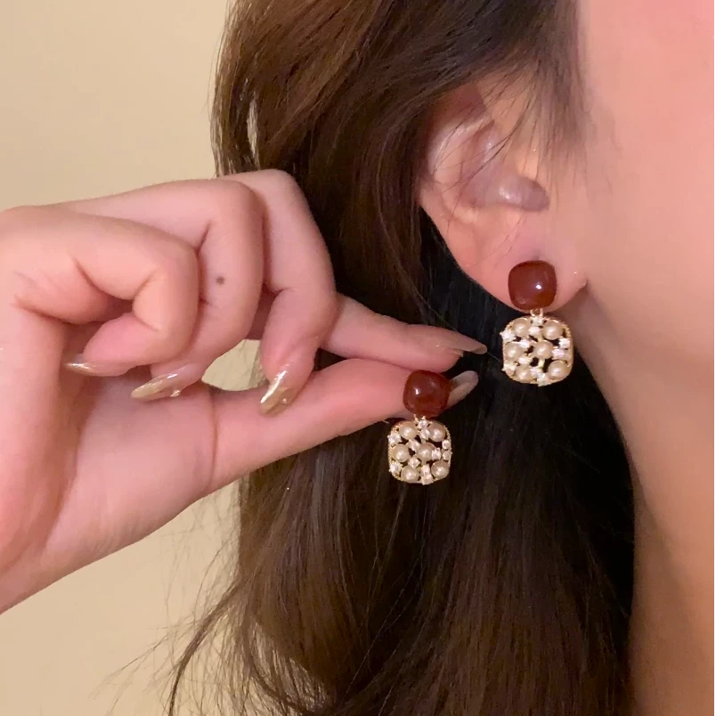 铜合金锆石耳饰 秋冬复古安可拉红方糖珍珠耳环女气质耳针耳饰