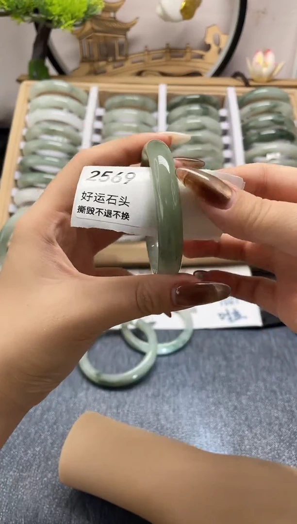 未镶嵌手镯石英质玉2569