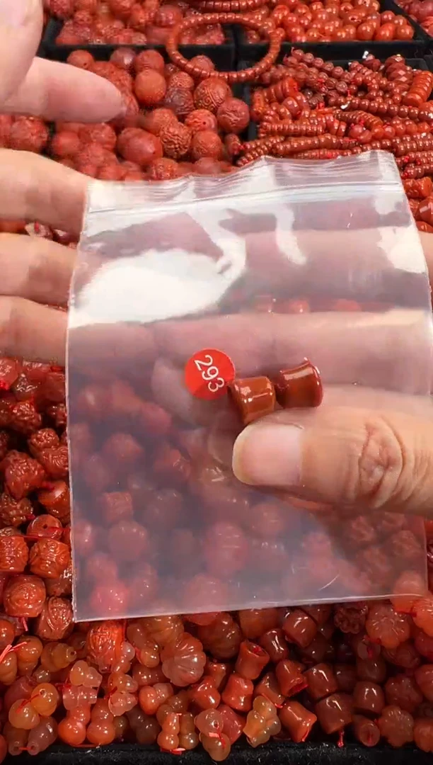 南红玛瑙未镶嵌颈饰1