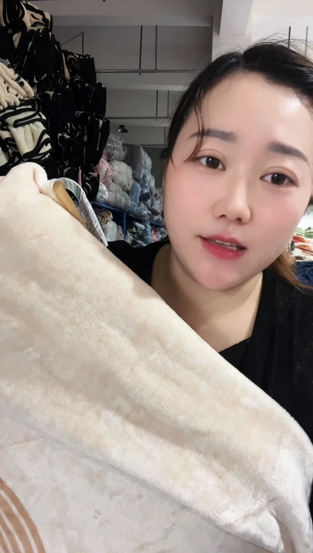 混纺主播手上展示的产品  四件套  2.0*2.3米