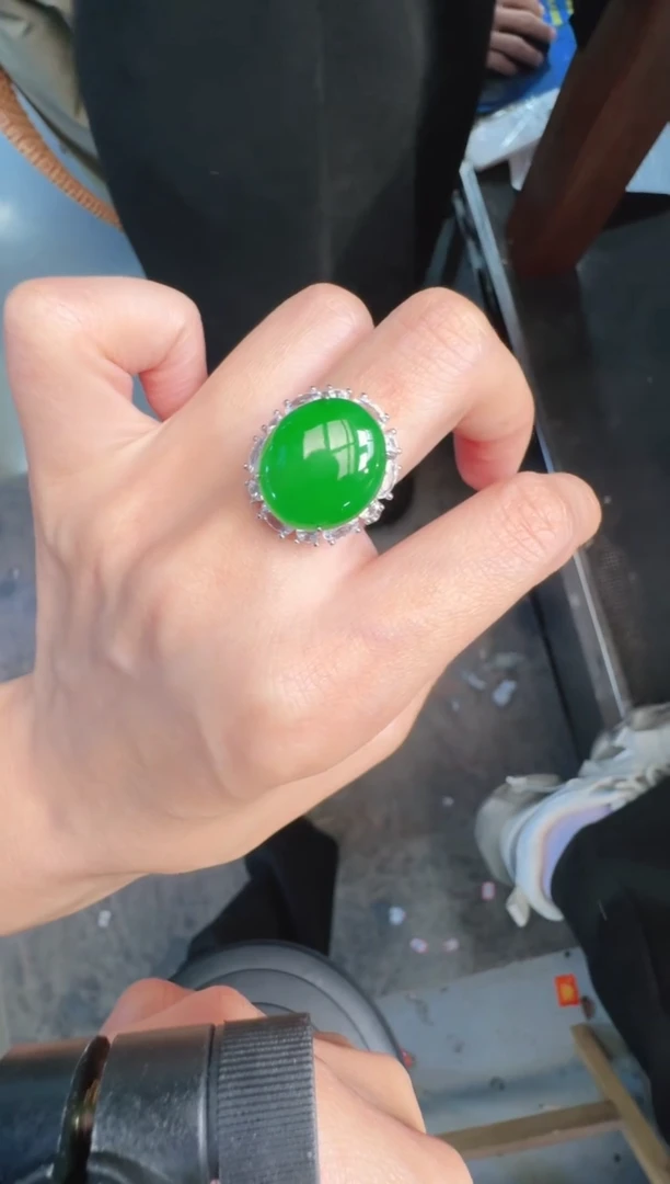 未镶嵌定制翡翠A货有轻微色差属于正常现象，戒指1