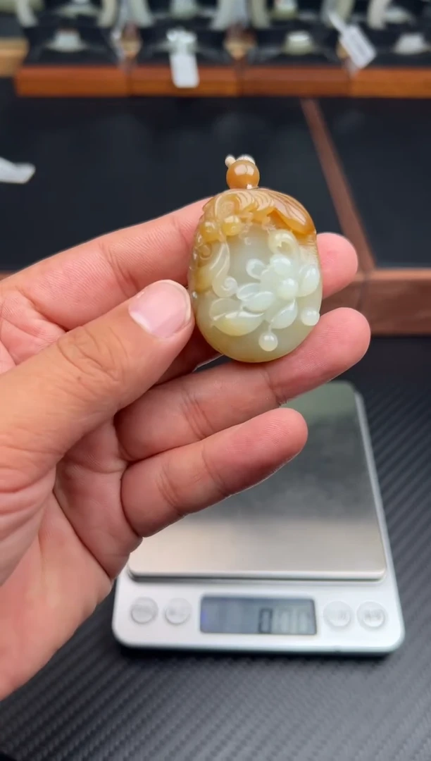 吊坠(赠链)未镶嵌和田玉若羌微色差