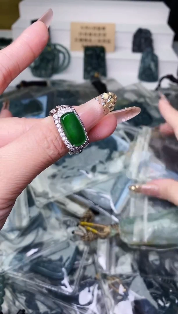 颈饰未镶嵌翡翠