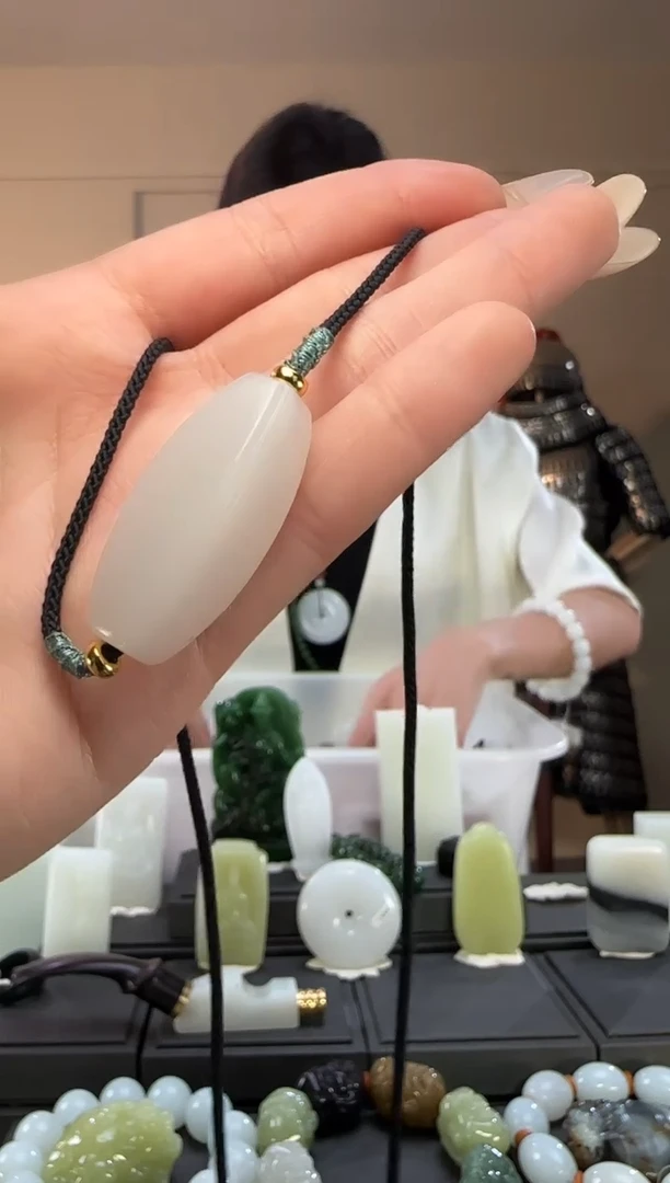 颈饰未镶嵌和田玉白玉乐子吊坠