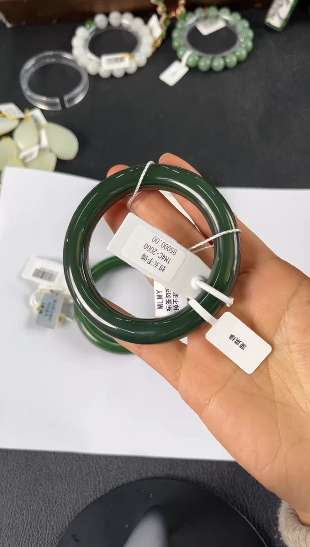 颈饰未镶嵌和田玉小*程手镯