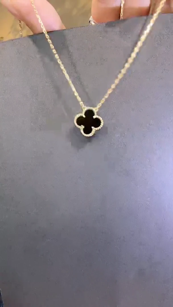 18K金镶嵌项链玛瑙/玉髓黑色单花项链