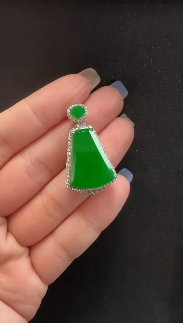 颈饰18K金镶嵌翡翠125无事牌一个