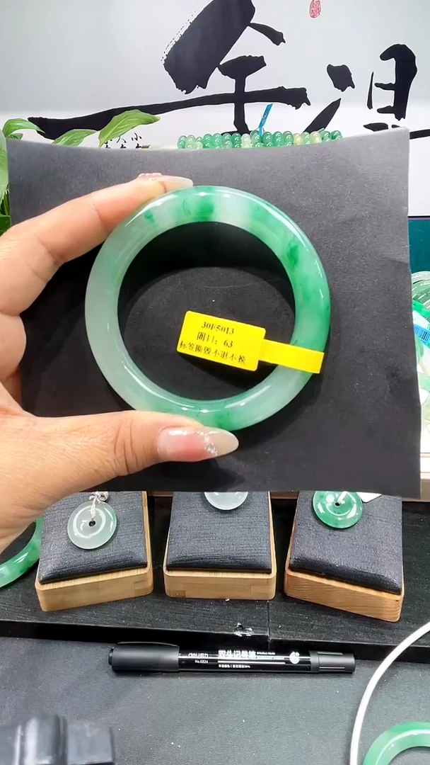 未镶嵌手镯石英质玉（非洲翠）小*果手镯