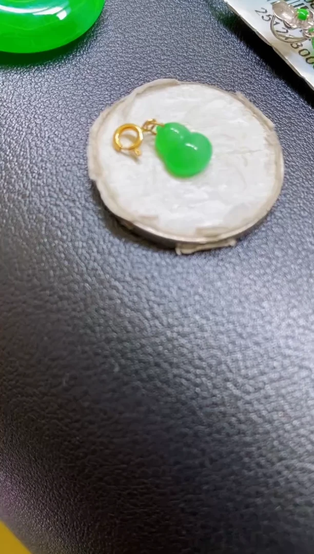 颈饰18K金镶嵌翡翠葫芦