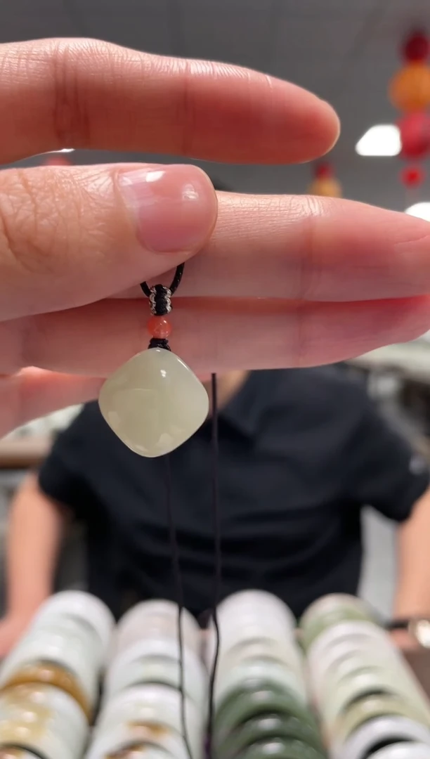 和田玉未镶嵌颈饰挂件一件