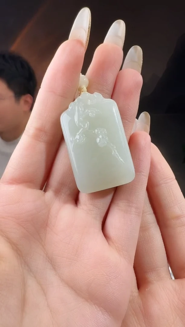 颈饰未镶嵌和田玉梅花牌