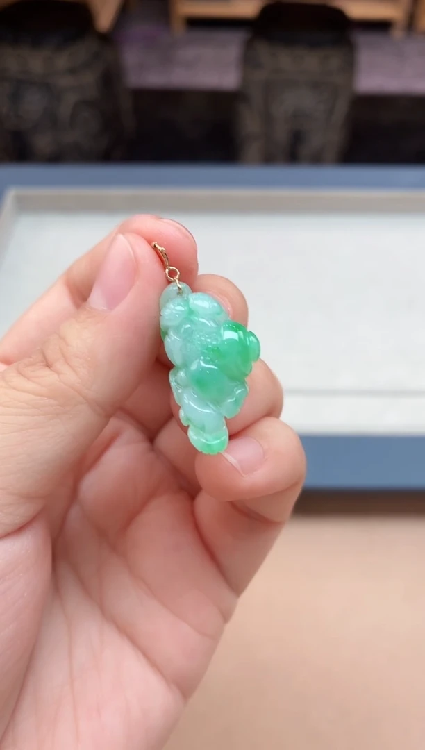 翡翠18K金镶嵌颈饰挂件