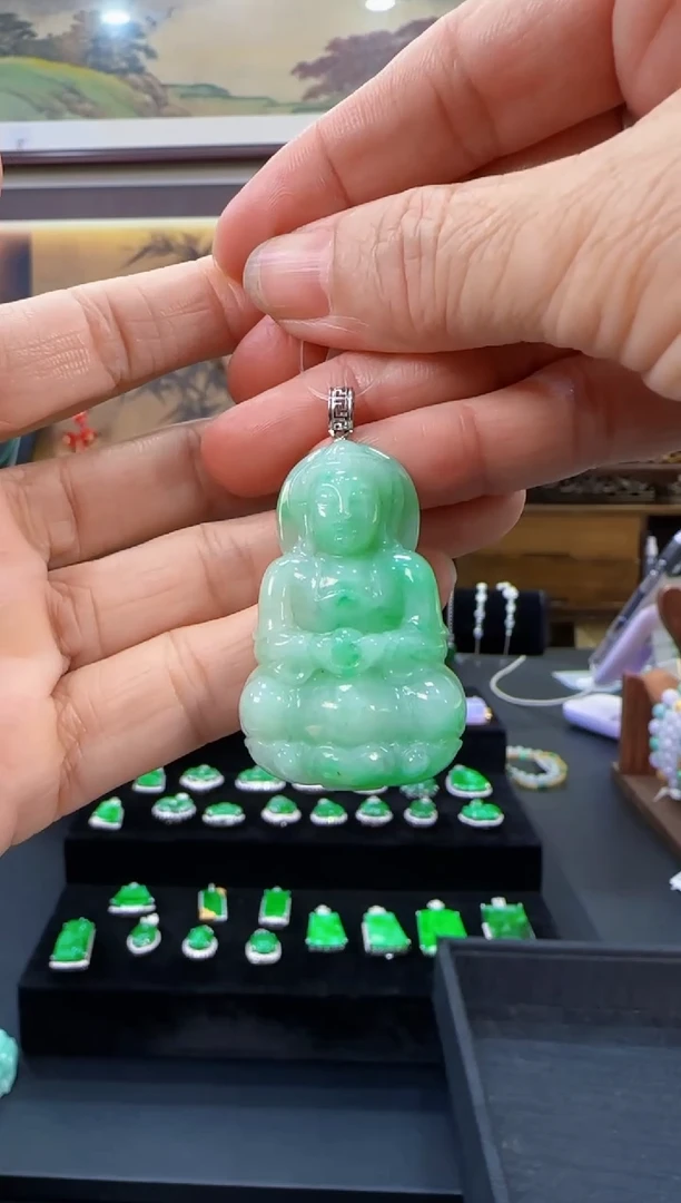颈饰18K金镶嵌翡翠观音