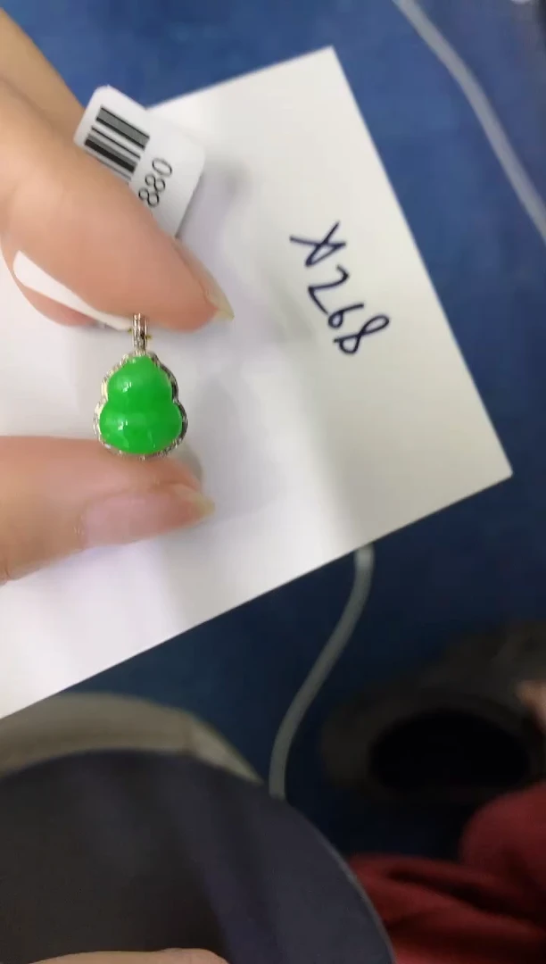 颈饰18K金镶嵌翡翠缅甸天然翡翠A货