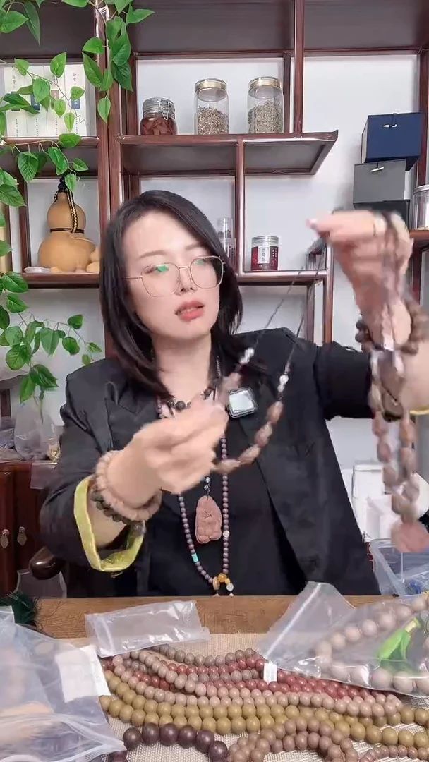 泥塑药香养心的脖挂+花蕊夫人的牌子