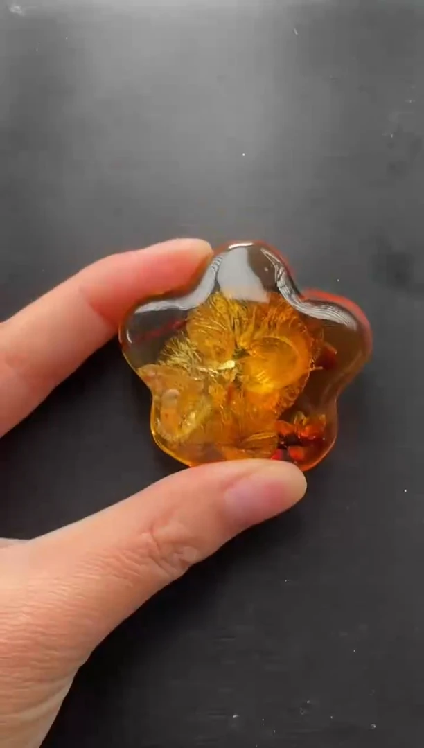 未镶嵌颈饰琥珀花珀