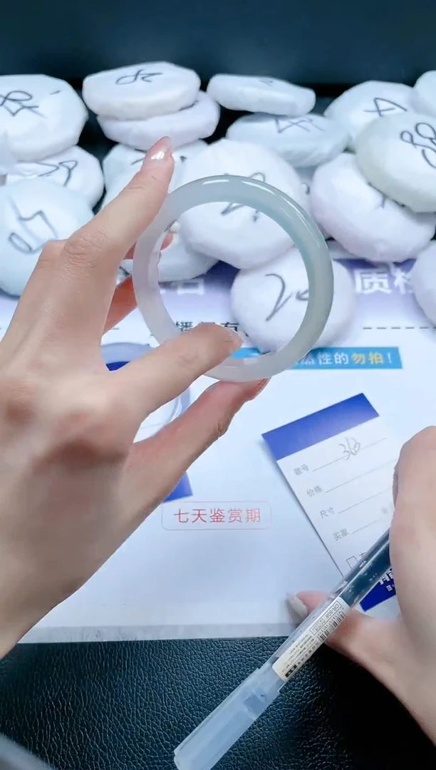 【闪购商品】石英质玉手镯未镶嵌17J363-57