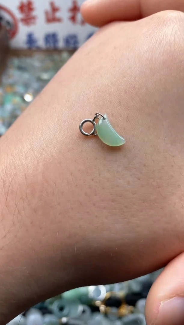 【闪购商品】翡翠颈饰未镶嵌哥哥