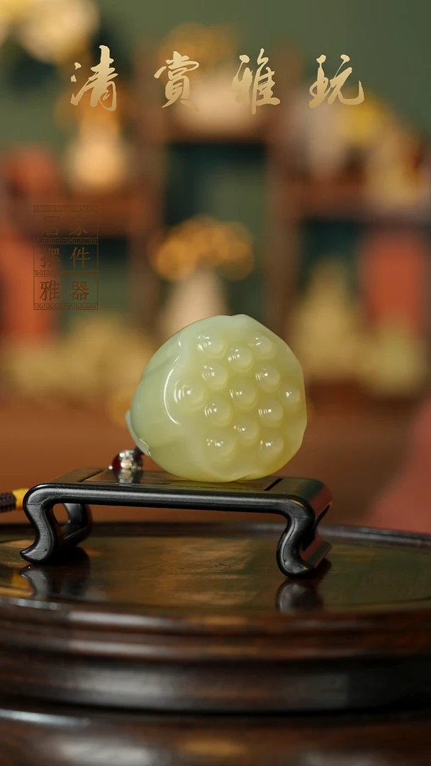 玉《手握莲蓬》摆件