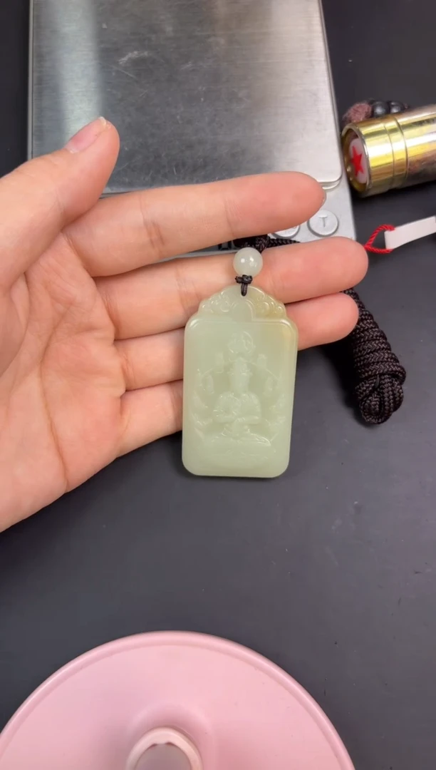 【闪购商品】和田玉吊坠(赠链)未镶嵌且末微色差迪克兰吊坠