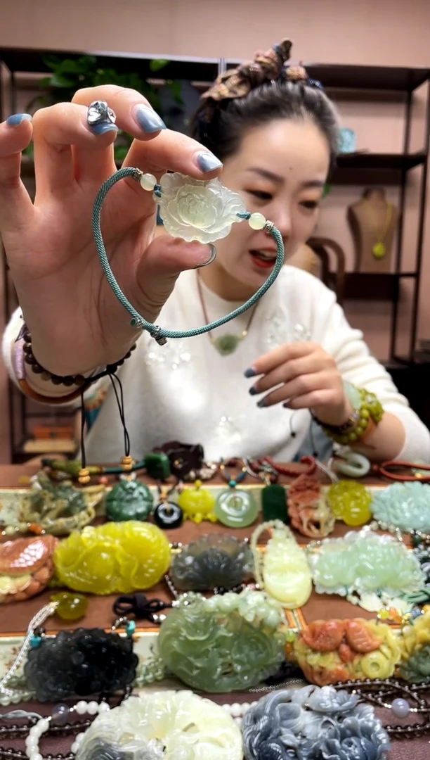 未镶嵌岫玉颈饰·