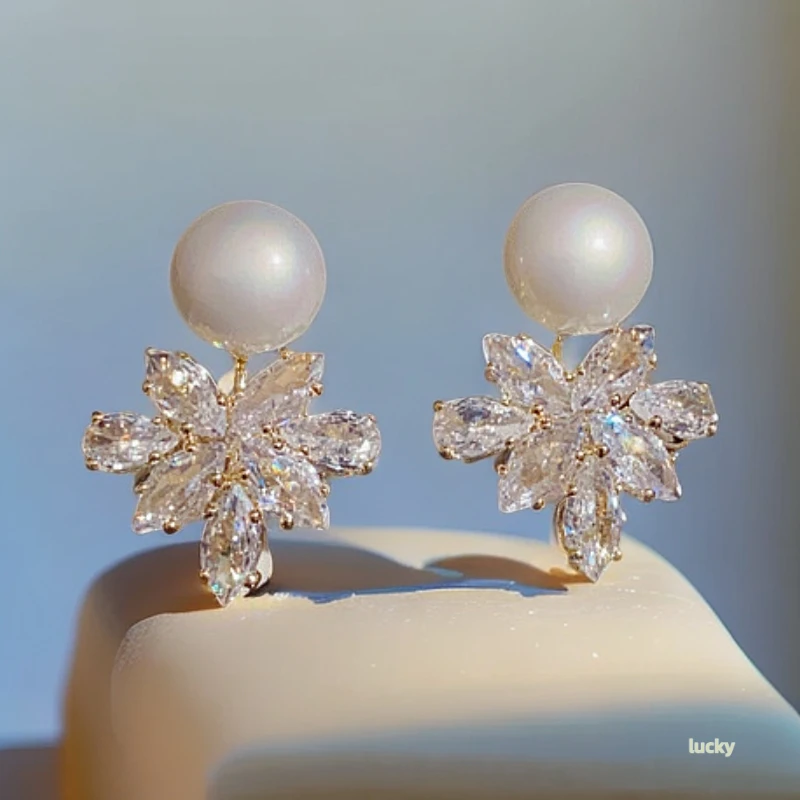 铜合金锆石耳饰 精致轻奢仿珍珠锆石枫叶耳钉简约百搭小巧