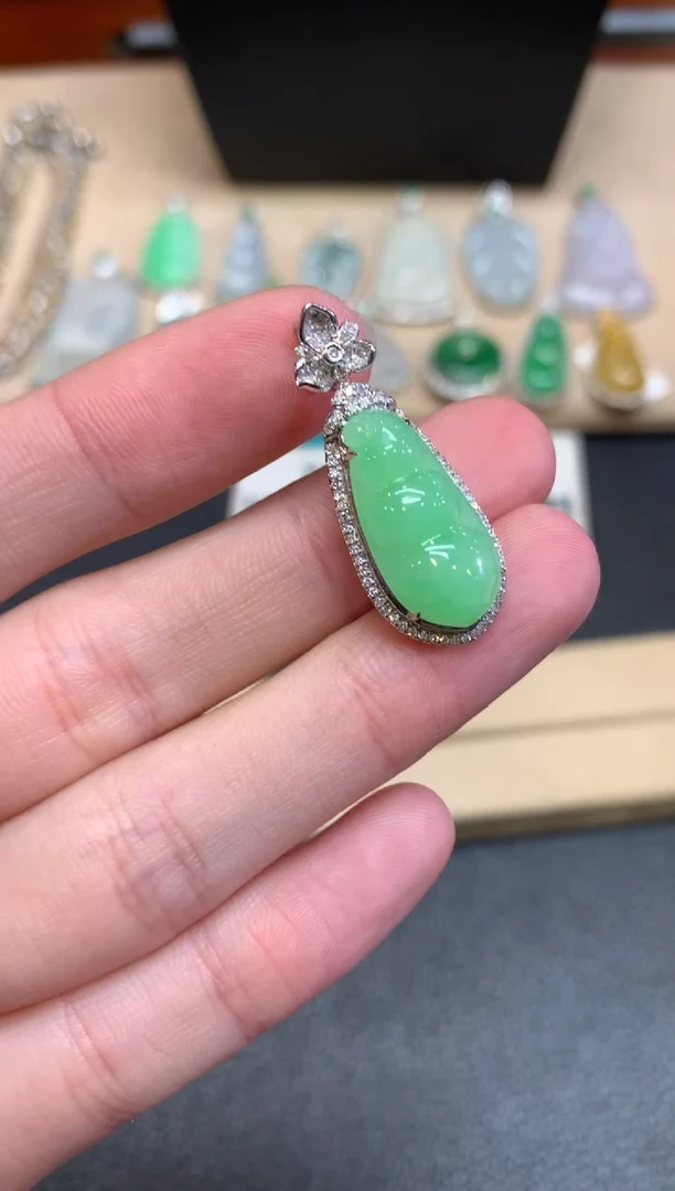 【闪购商品】翡翠颈饰18K金镶嵌福豆【无服务费】