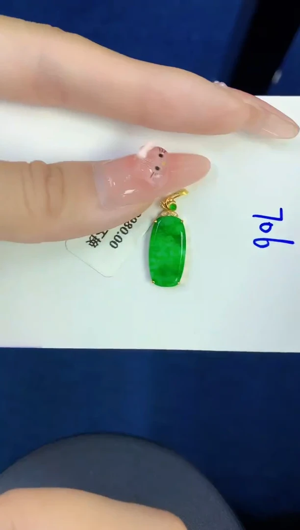 颈饰18K金镶嵌翡翠缅甸天然翡翠A货