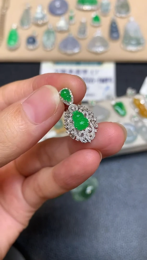 颈饰18K金镶嵌翡翠葫芦【无服务费【48小时鉴赏期】